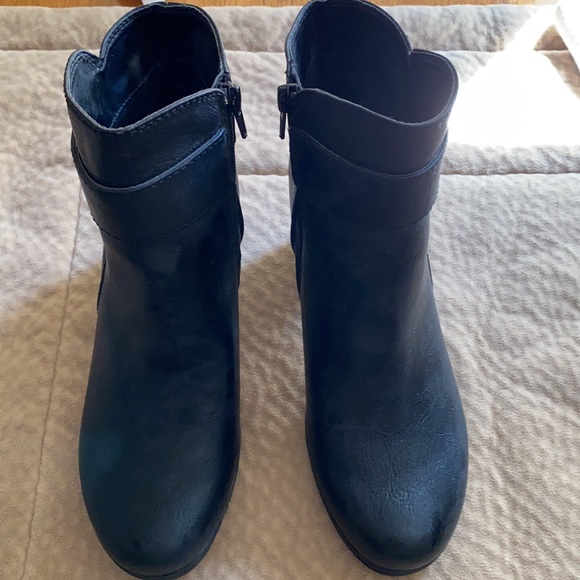 Black leather 3/4 side zip boots. Super soft and comfortable - Picture 4 of 6